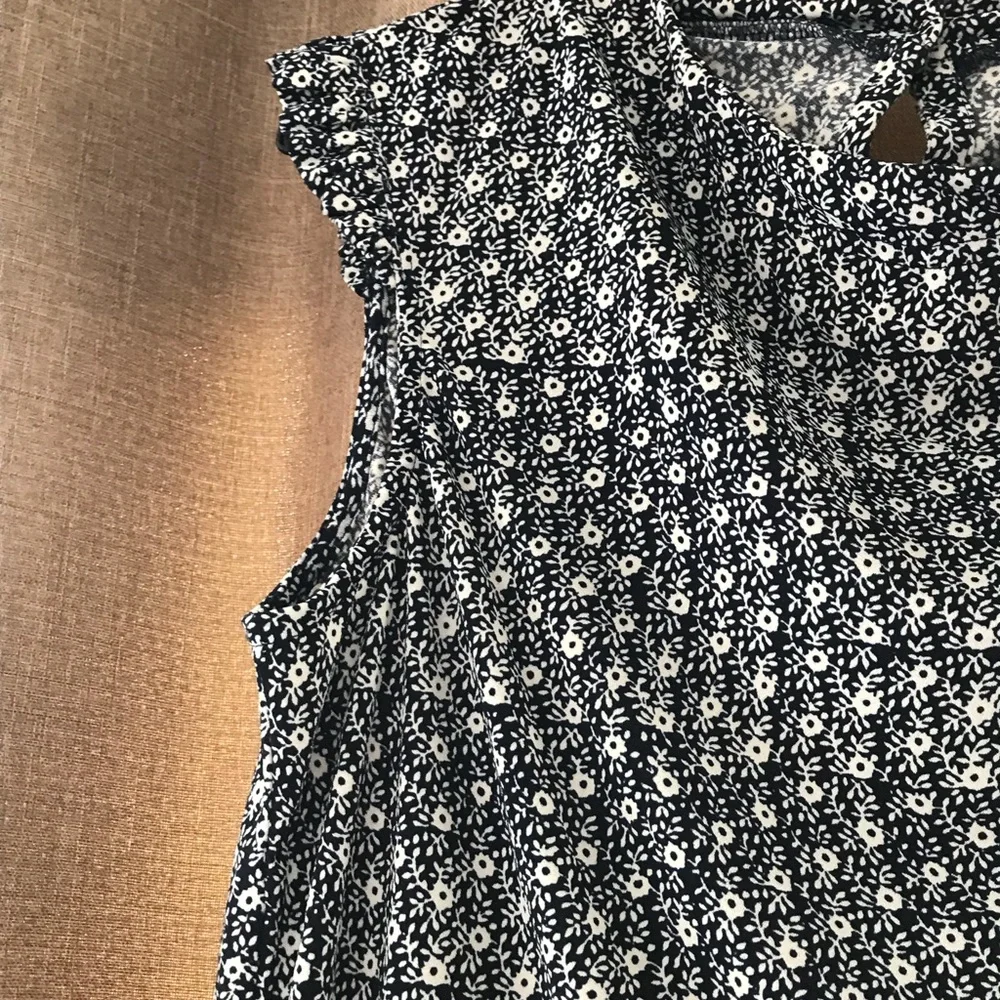 NWT. Adriana Papell. Pretty blue top - Picture 8 of 8